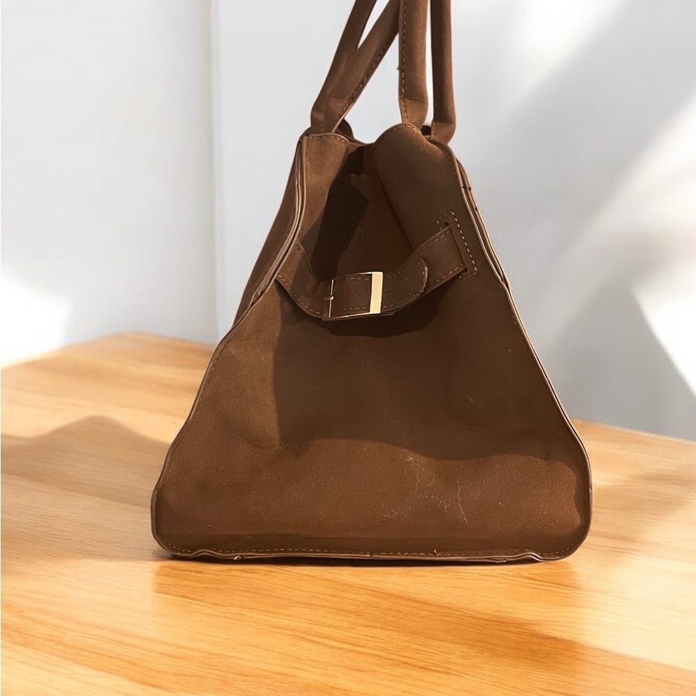 Woman’s Faux Suede Sachel Bag W/ Gold Hardware snap closure NWOT ~ LAST ONE - Picture 3 of 7